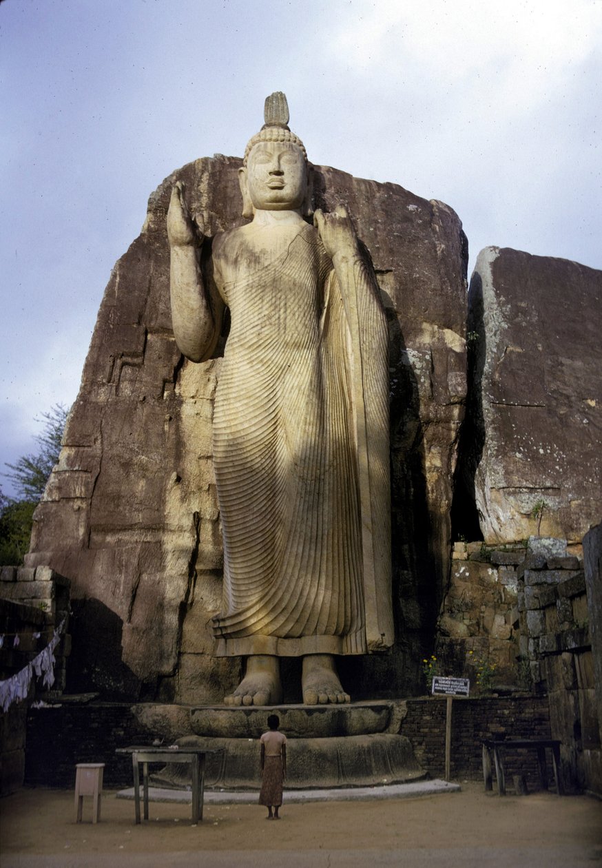 Avukana nagy Buddhája. Sri Lanka. 5. század. alkotó: Sri Lankan School