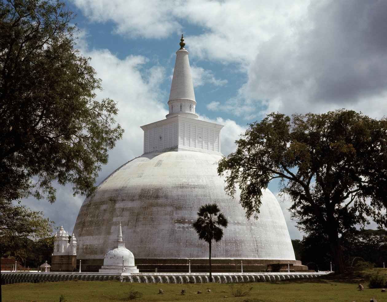 Kilátás a Ruwanwelisaya sztúpára alkotó: Sri Lankan School