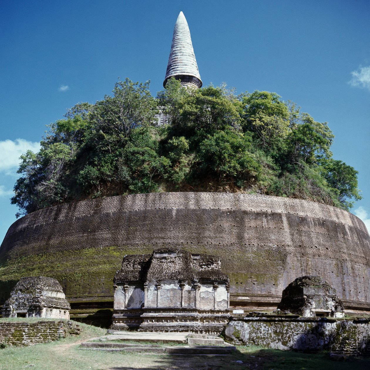 Rankoth Vehera sztúpa kilátása alkotó: Sri Lankan School