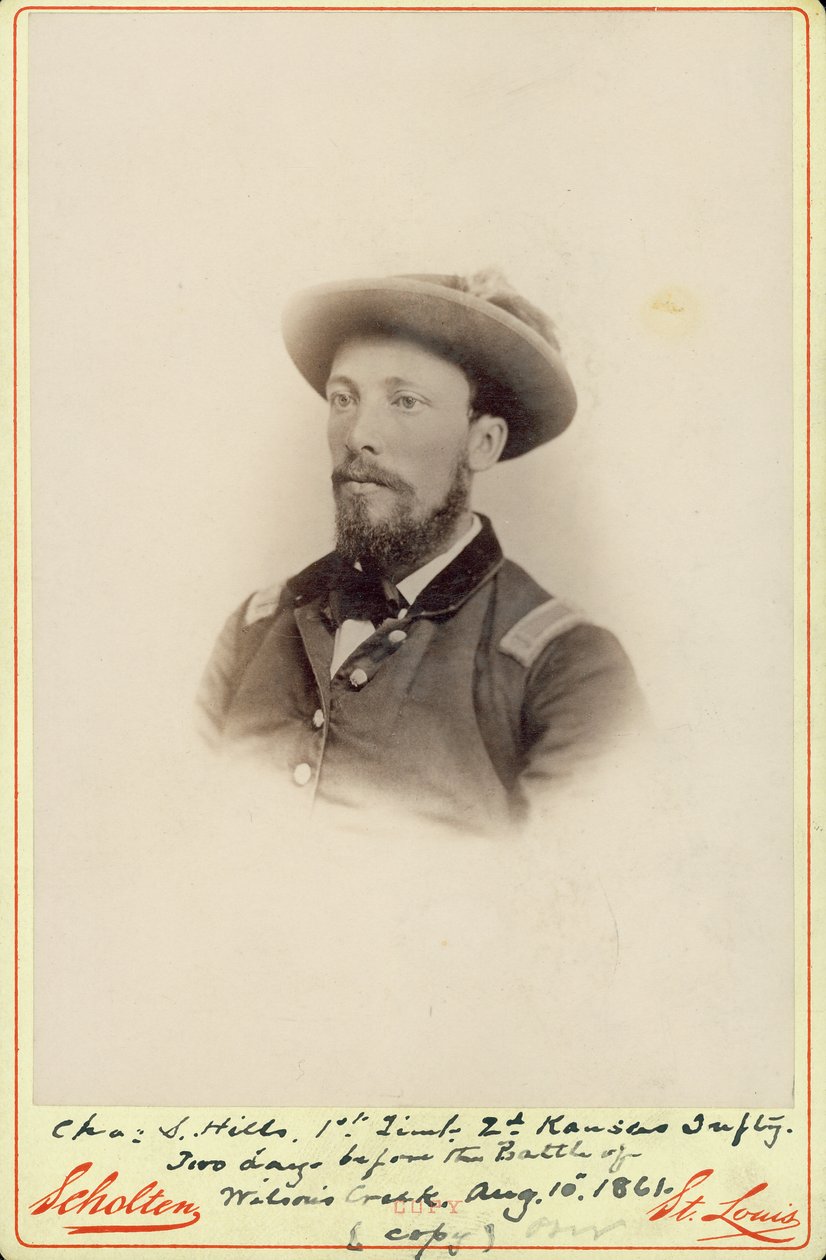 Charles S. Hills alezredes mellszobra, egyenruhában és kalapban, balra fordítva alkotó: St. Louis Scholten