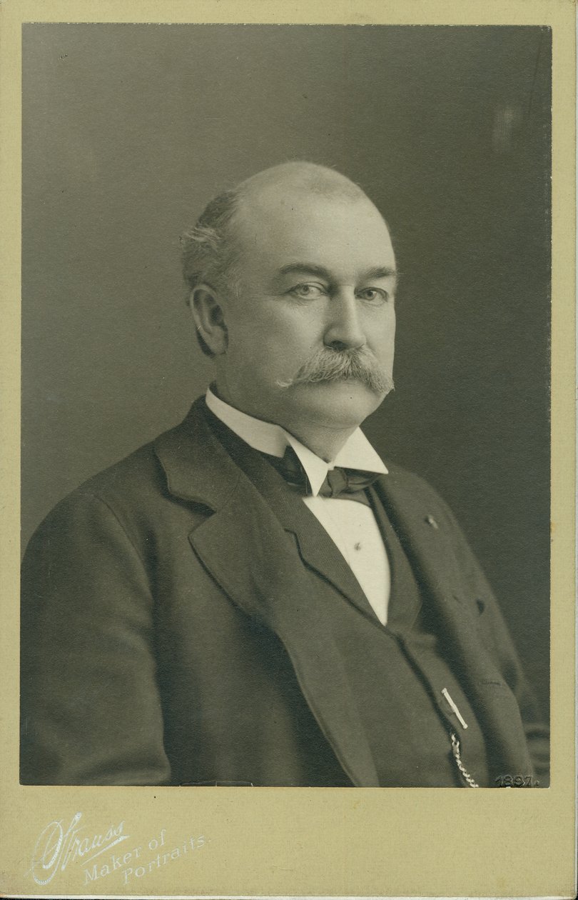 Horatio D. Wood jobbra fordított, öltönyös, mellényes, csokornyakkendős, mellképes portréja. alkotó: St. Louis Strauss