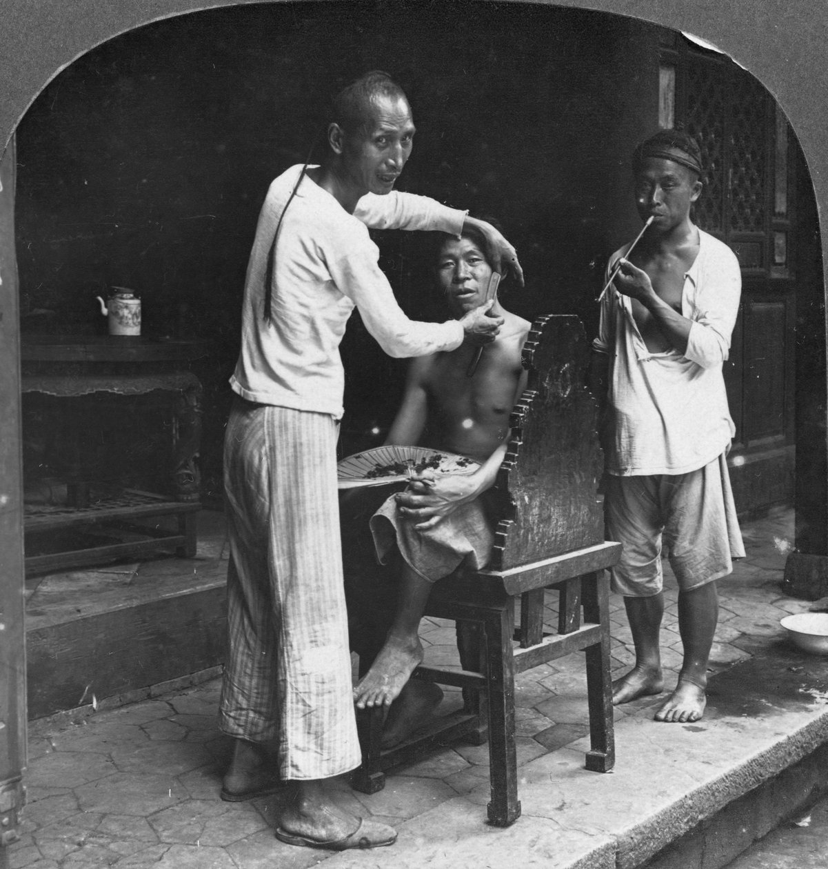 Egy kínai borbély a burmai Bhamóban, 1908 alkotó: Stereo Travel Co