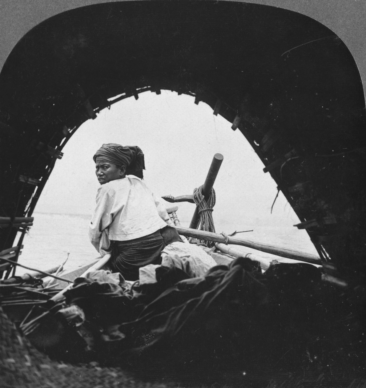 Egy csónakos az Irrawaddy folyón, Burma, 1908 alkotó: Stereo Travel Co
