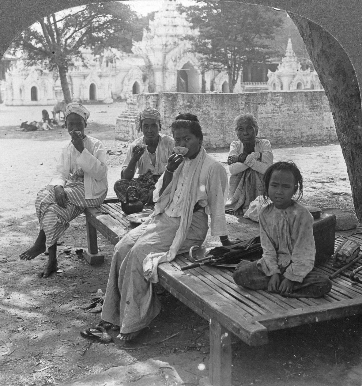 Egy társasági kávéital, Mandalay, Burma, 1908. alkotó: Stereo Travel Co