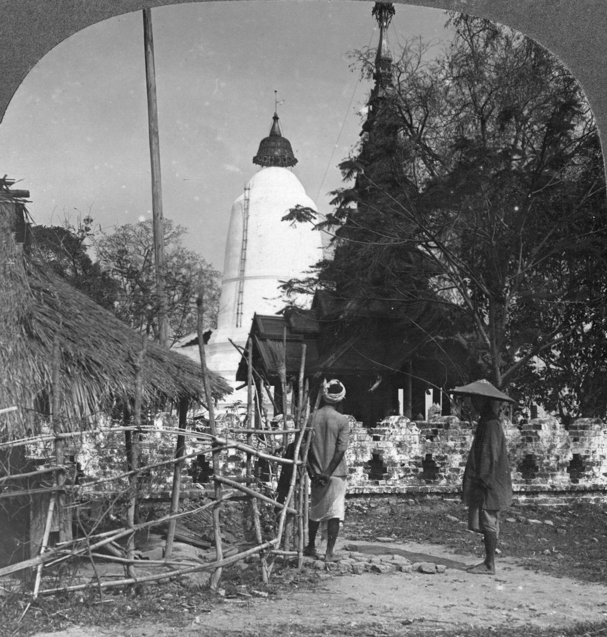 Egy esernyő alakú pagoda, Bhamo, Burma, 1908 alkotó: Stereo Travel Co