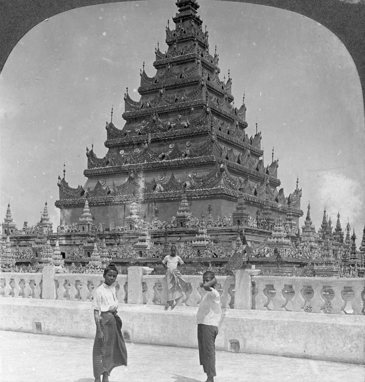 Arakan Pagoda, Mandalay, Burma, 1908. alkotó: Stereo Travel Co