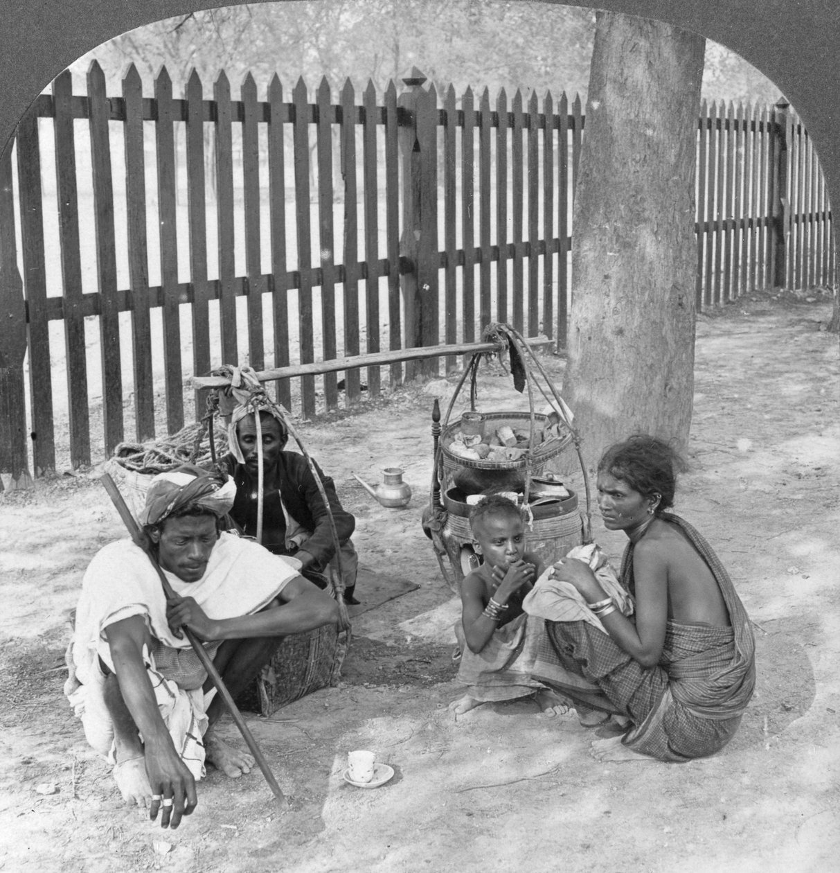 Reggeli az út mentén, Mandalay közelében, Burmában, 1908. alkotó: Stereo Travel Co