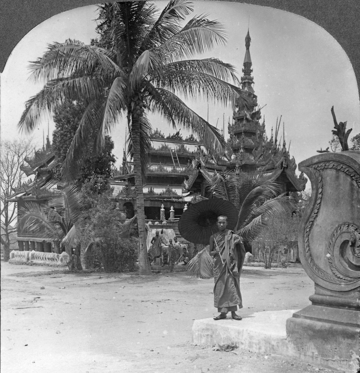 Buddhista kolostor papok otthonaként és iskolájaként, Mandalay, Burma, 1908 alkotó: Stereo Travel Co