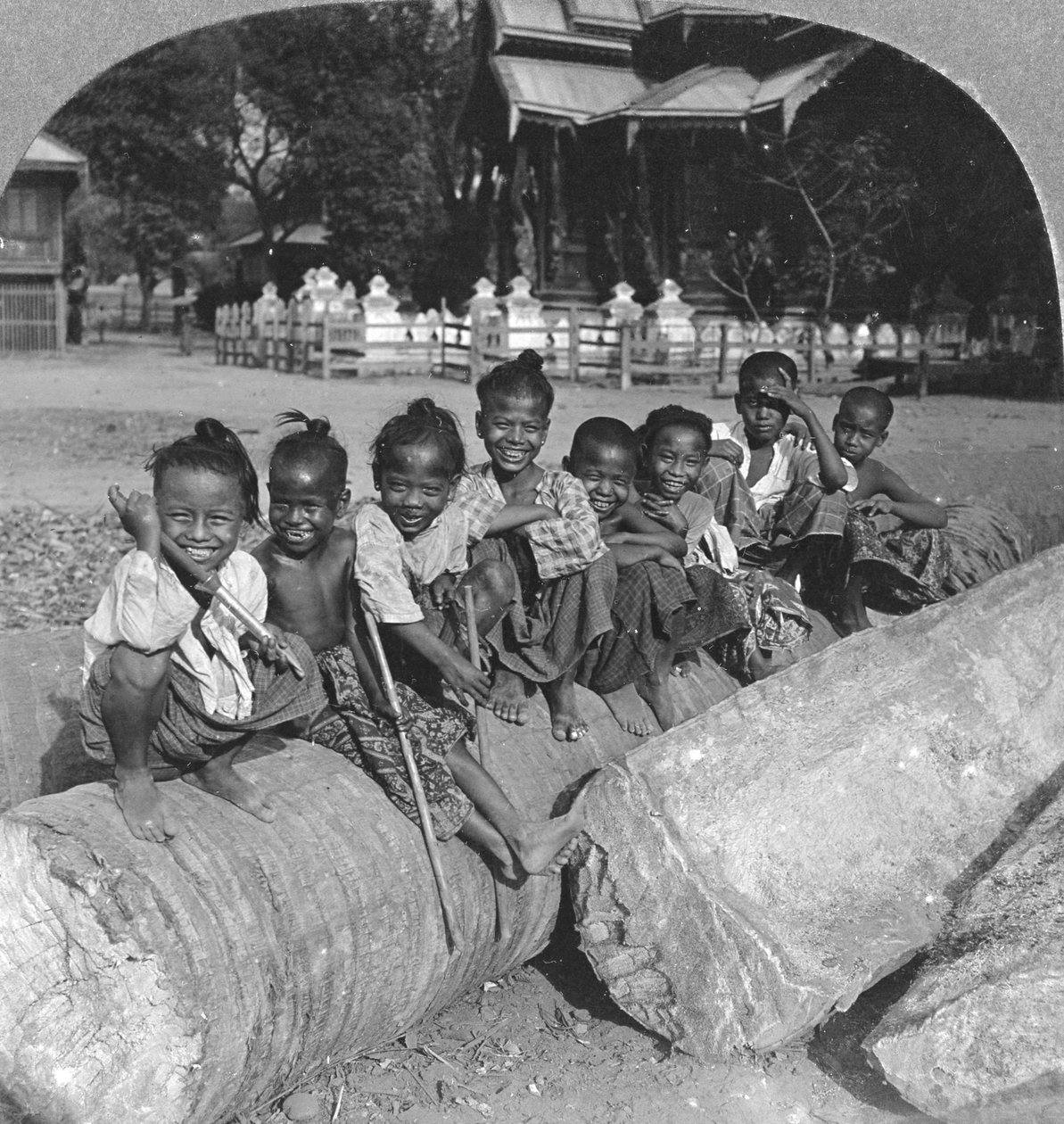 Burmai gyerekek pálmatuskón ülve, Burma, 1908 alkotó: Stereo Travel Co
