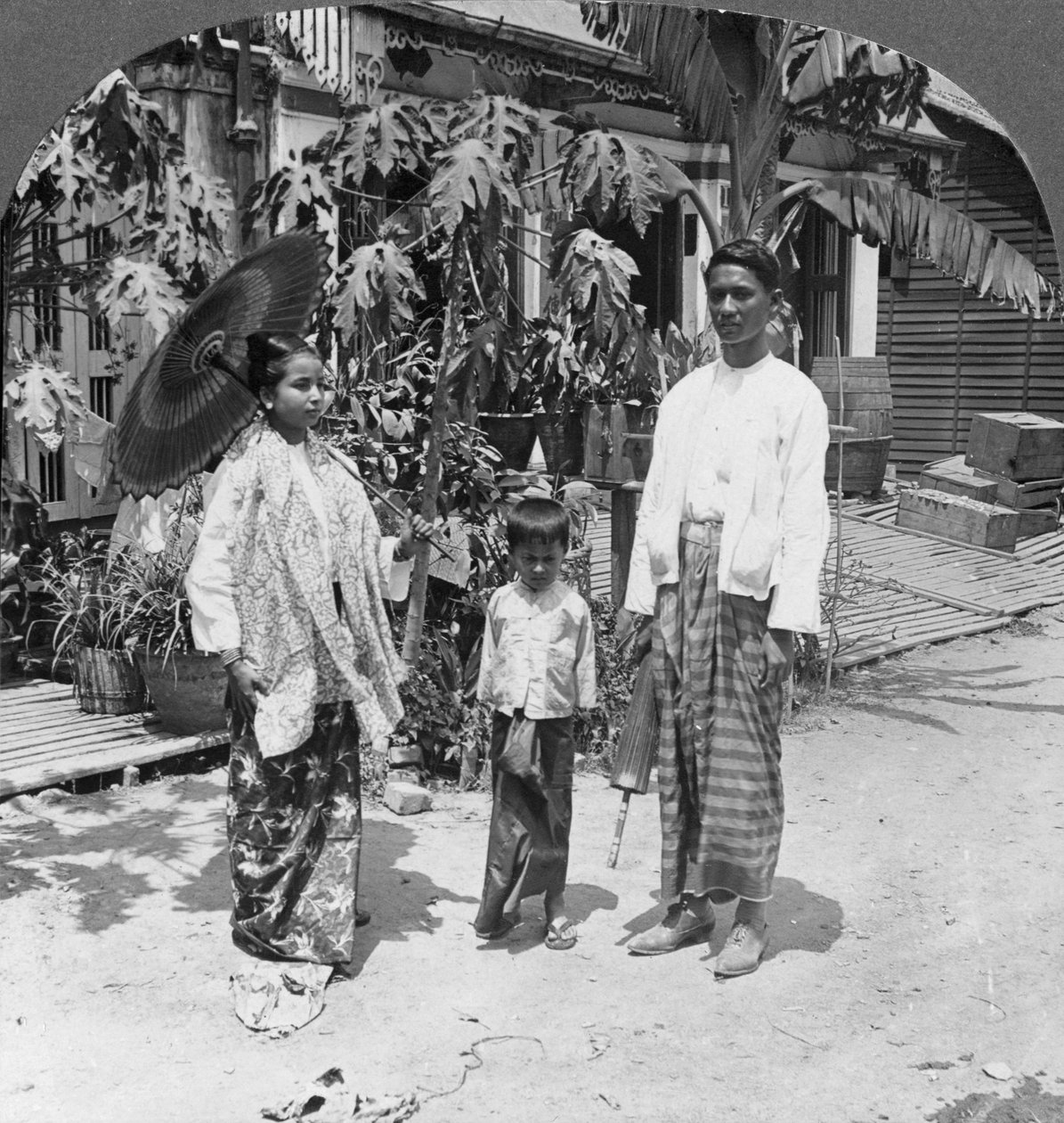 Burmai család, Rangoon, Burma, 1908 alkotó: Stereo Travel Co