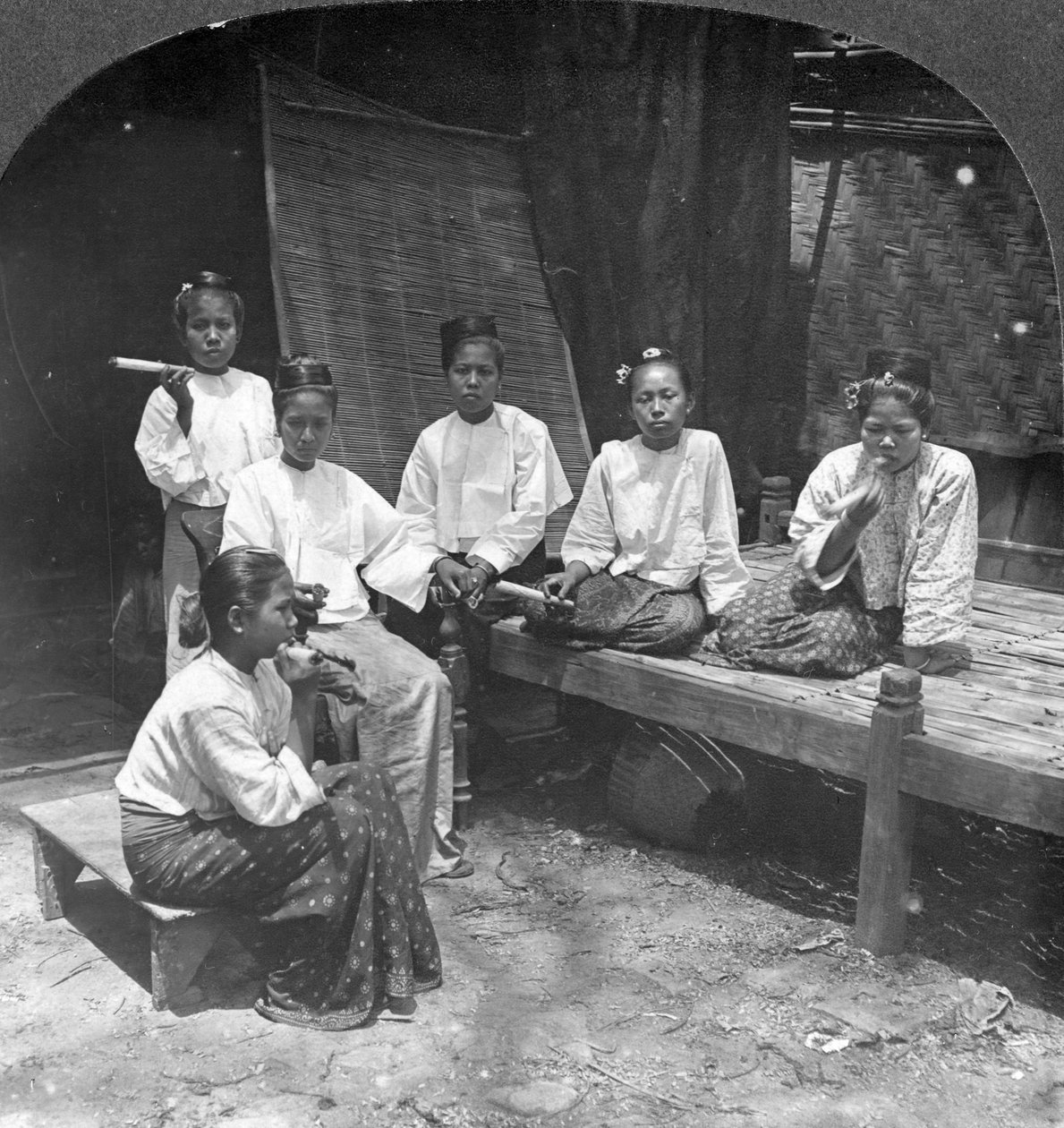 Az otthonukon kívül dohányzó burmai nők, Mandalay, Burma, 1908. alkotó: Stereo Travel Co