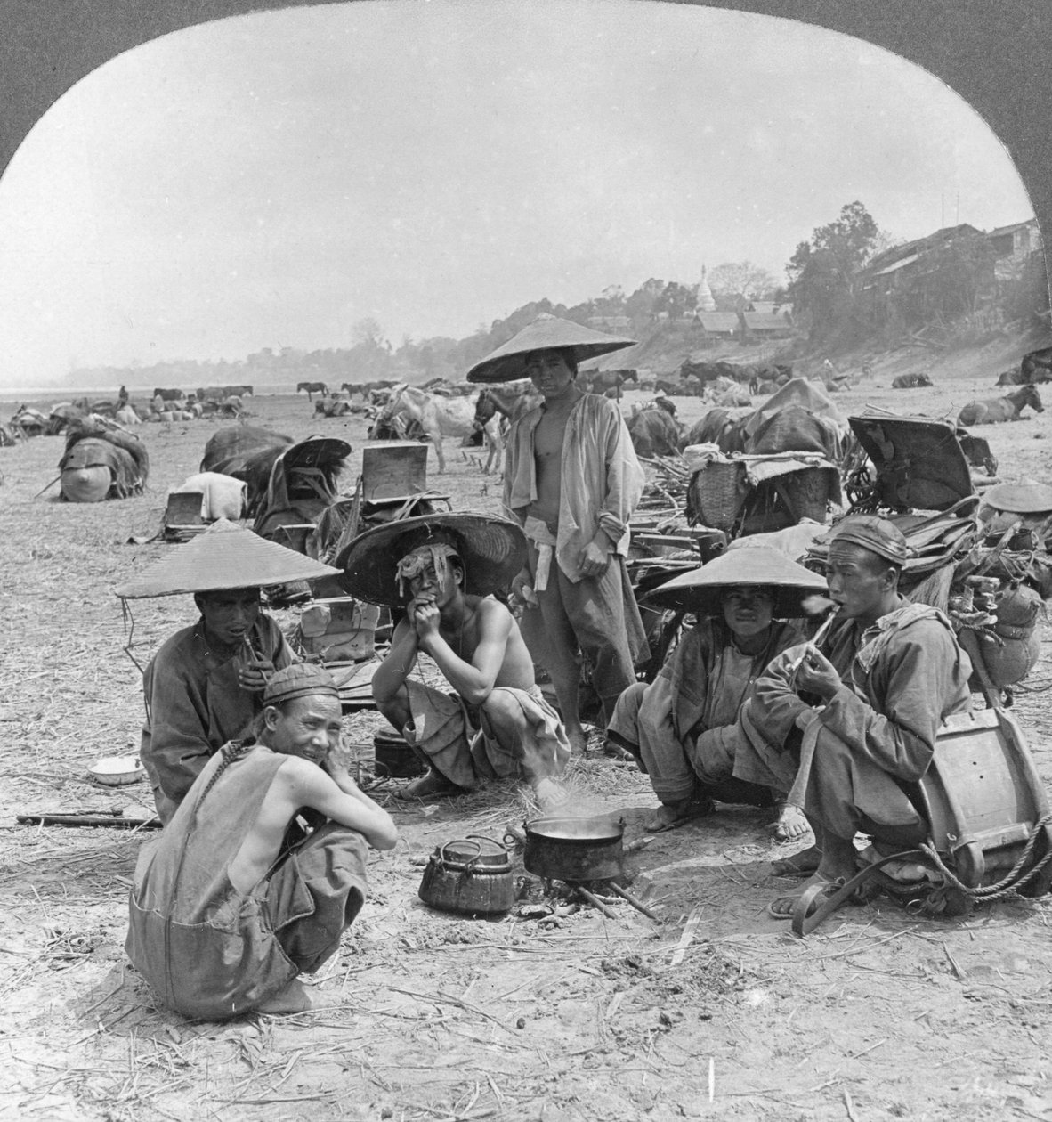 1908-ban kempingező karaván Kínába, Bhamo-ban, Burmában alkotó: Stereo Travel Co