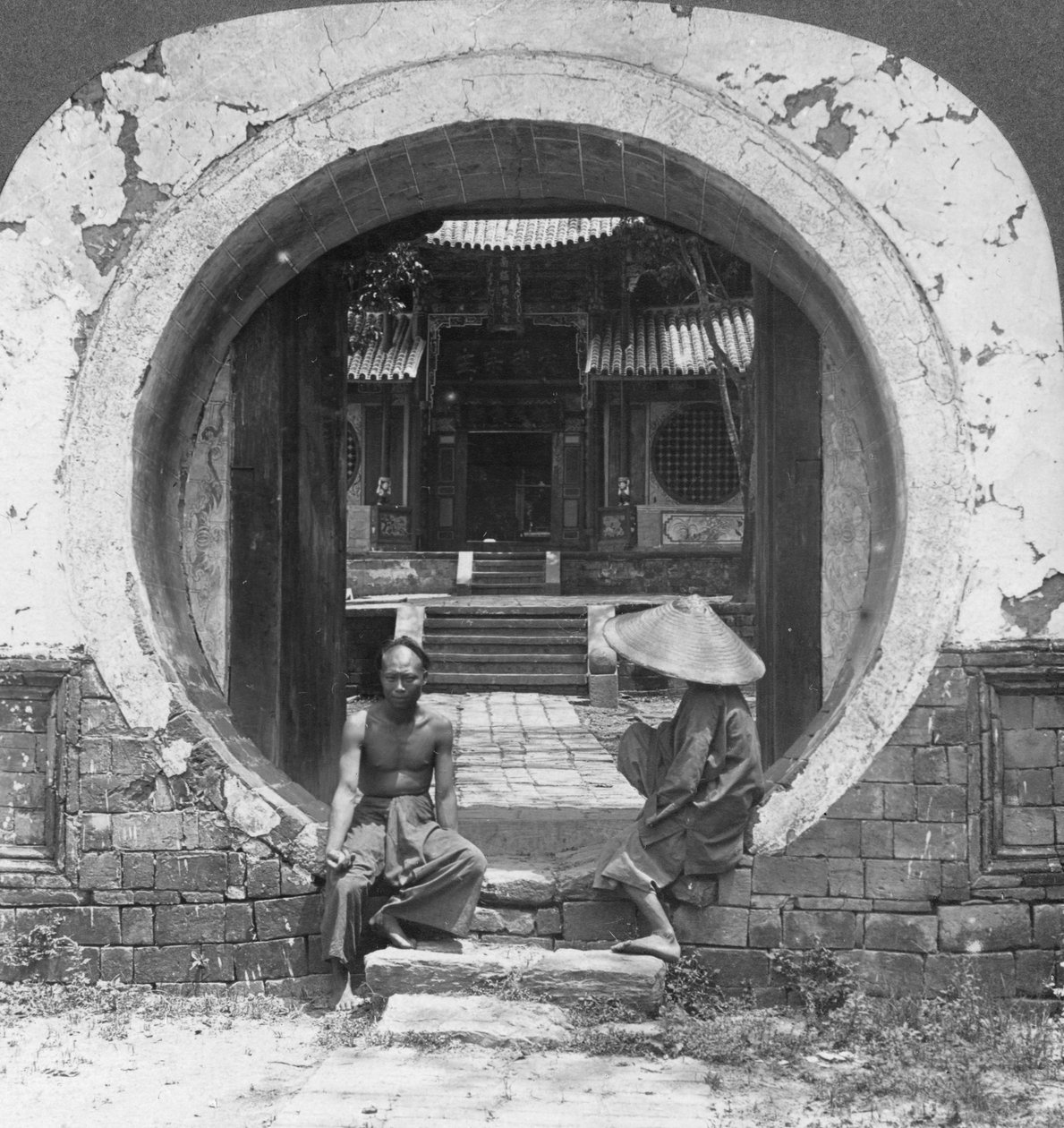 Érdekes átjáró, bejárat egy Joss-házba, Bhamo, Burma, 1908 alkotó: Stereo Travel Co