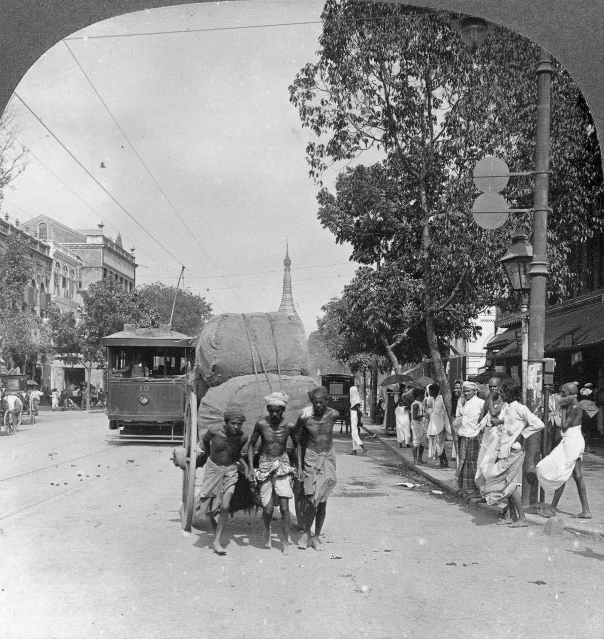 Dalhousie Street, a város legforgalmasabb utcája, Rangoon, Burma, 1908 alkotó: Stereo Travel Co