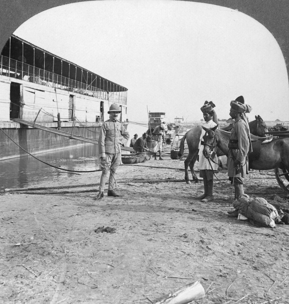 Angol tisztek és bennszülött katonák, Bhamo, Burma, 1908 alkotó: Stereo Travel Co