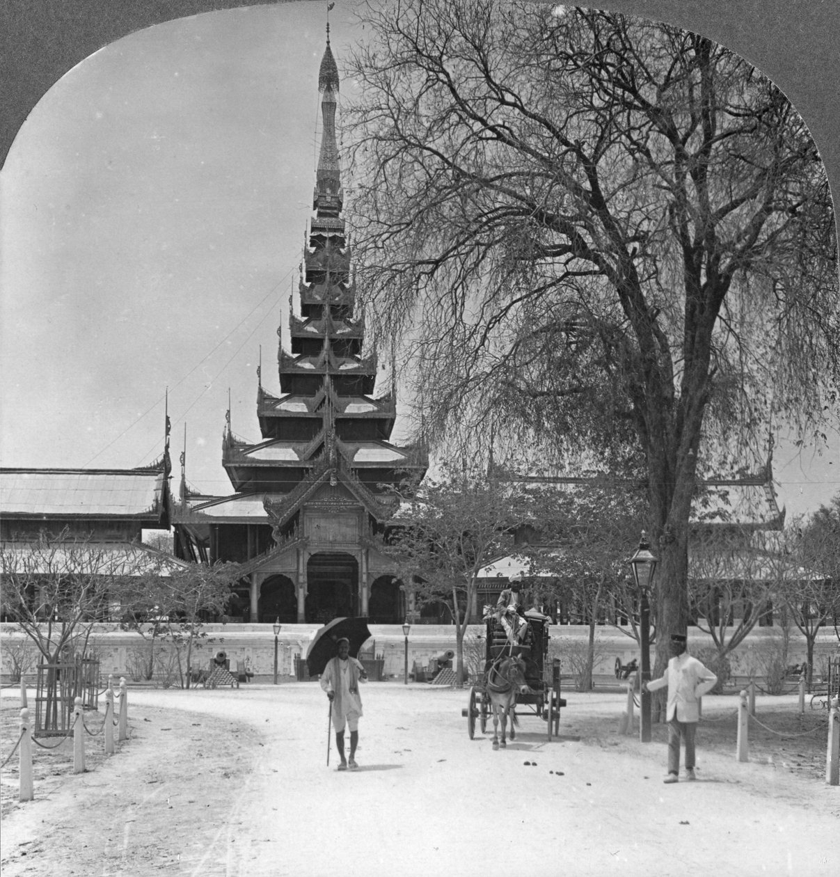 A királyi palota elölnézete, Mandalay, Burma, 1908 alkotó: Stereo Travel Co