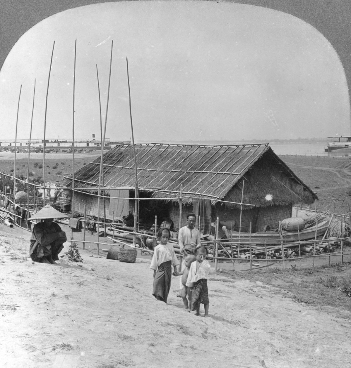 Bambuszból épített ház tutajon, Bhamo, Burma, 1908 alkotó: Stereo Travel Co