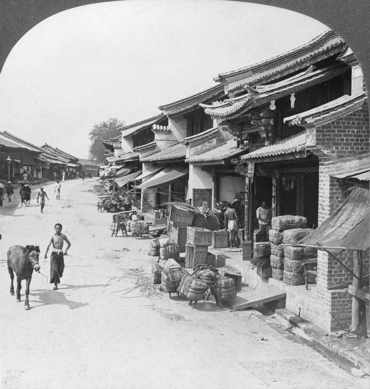 A kínai negyed fő üzleti utcája, Bhamo, Burma, 1908 alkotó: Stereo Travel Co