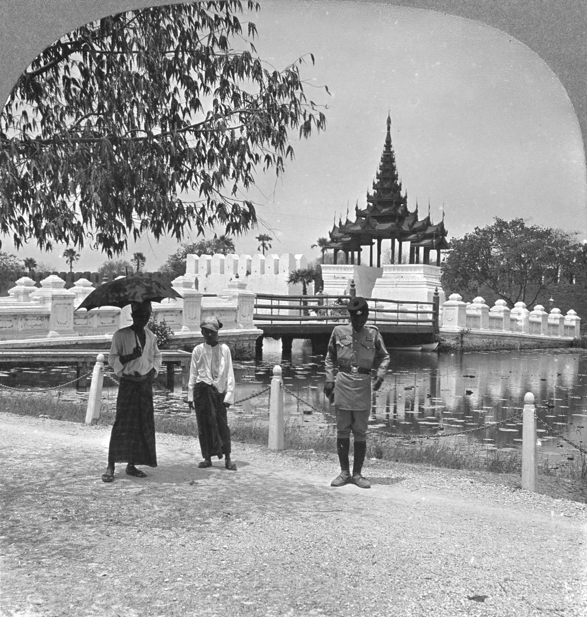 A Dufferin erőd és a királyi palota főbejárata, Mandalay, Burma, 1908 alkotó: Stereo Travel Co