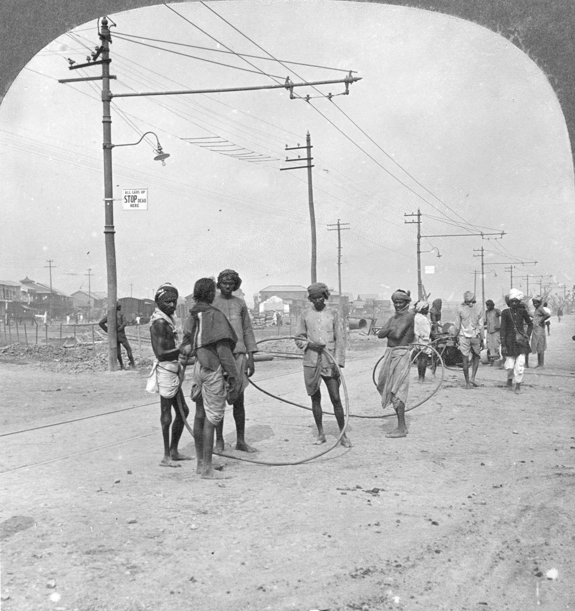 Férfiak nehéz terhet húzni, Rangoon, Burma, 1908 alkotó: Stereo Travel Co