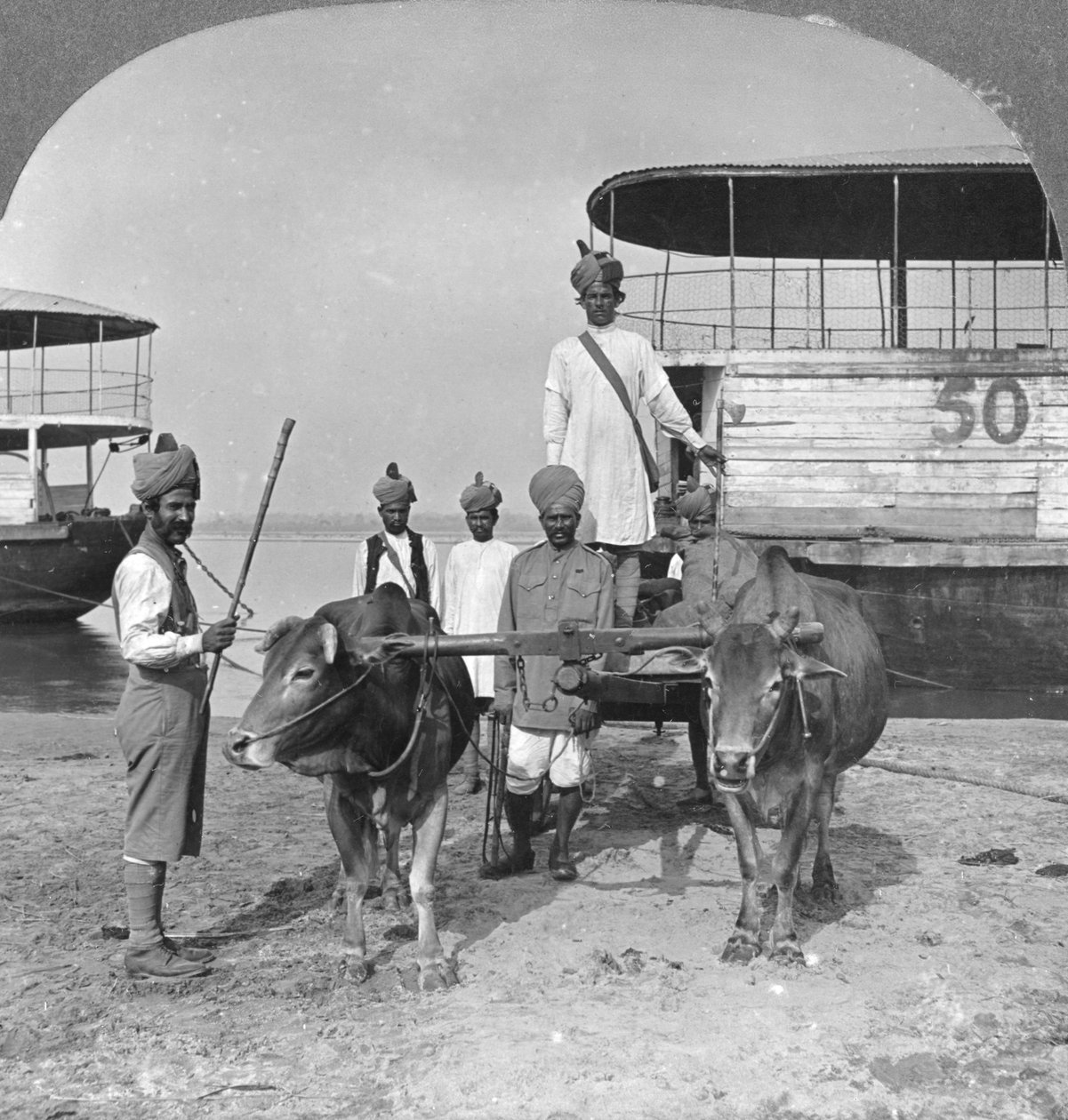 Katonai szállítókocsi indiai katonák kíséretével, Burma, 1898. alkotó: Stereo Travel Co