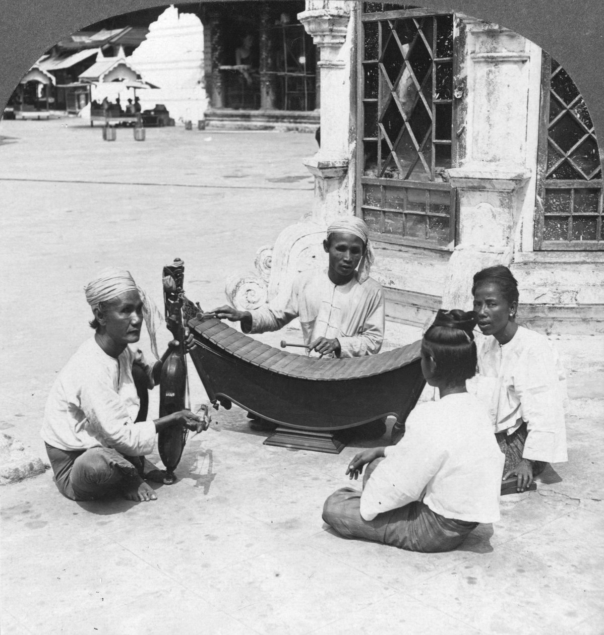 Zenészek, Shwedagon Pagoda, Rangoon, Burma, 1908 alkotó: Stereo Travel Co