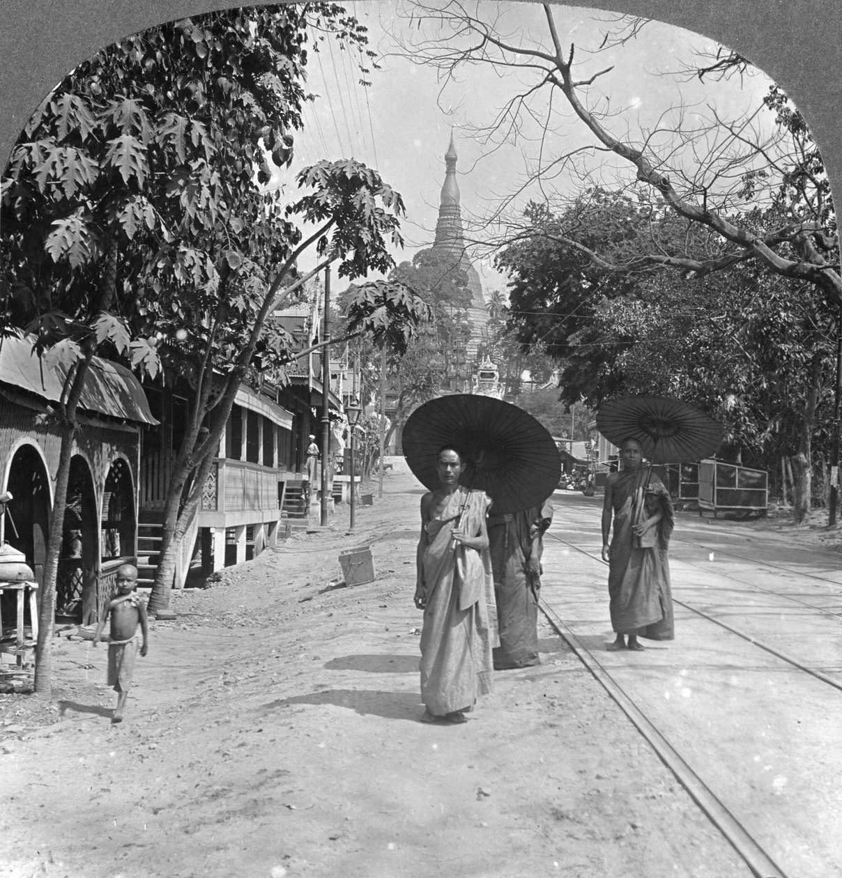 Pagoda Road to the Shwedagon Pagoda, Rangoon, Burma, 1908 alkotó: Stereo Travel Co