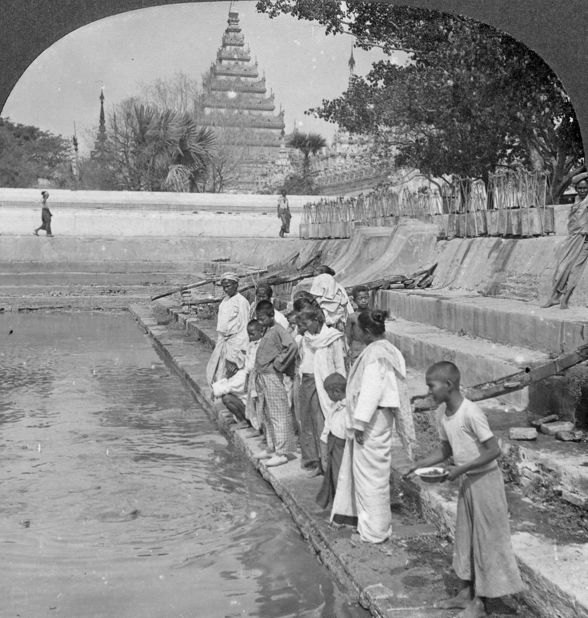 Szent teknősöket etető zarándokok, Arakan Pagoda, Mandalay, Burma, 1908. alkotó: Stereo Travel Co