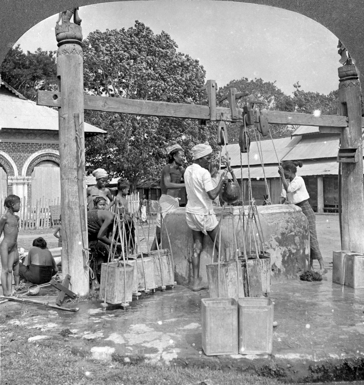 Nyilvános vízkutak, Mandalay, Burma, 1908. alkotó: Stereo Travel Co