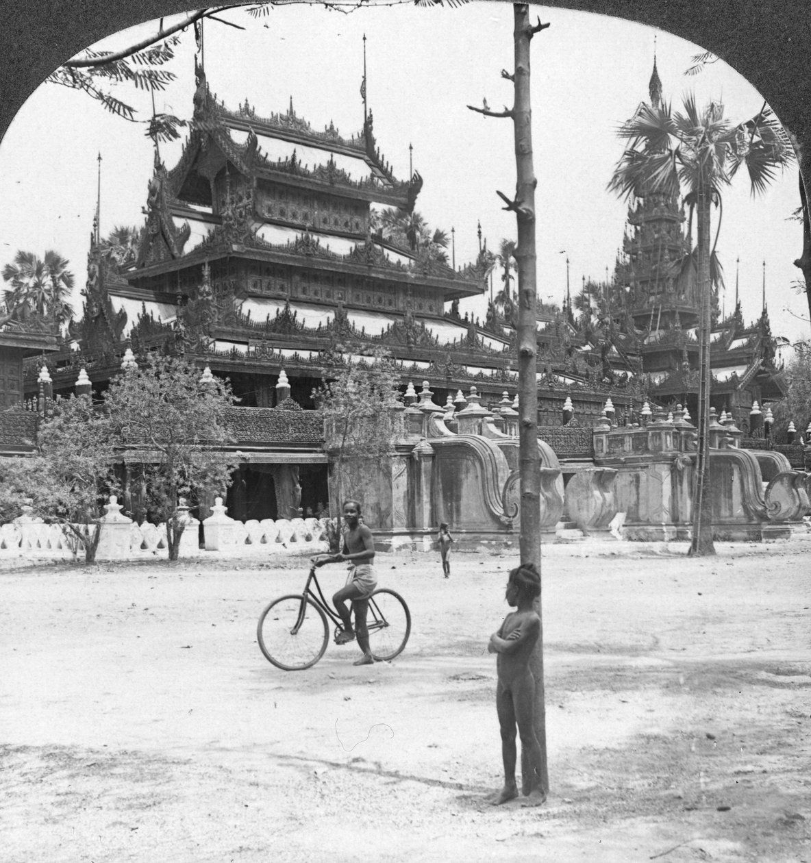 Queens Golden Monastery, Mandalay, Burma, 1908. alkotó: Stereo Travel Co
