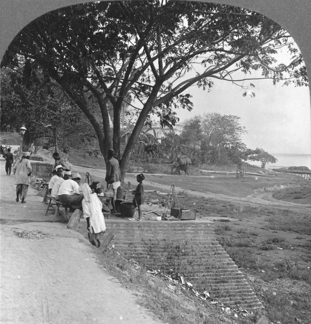 Folyófront és part, Bhamo, Burma, 1908 alkotó: Stereo Travel Co