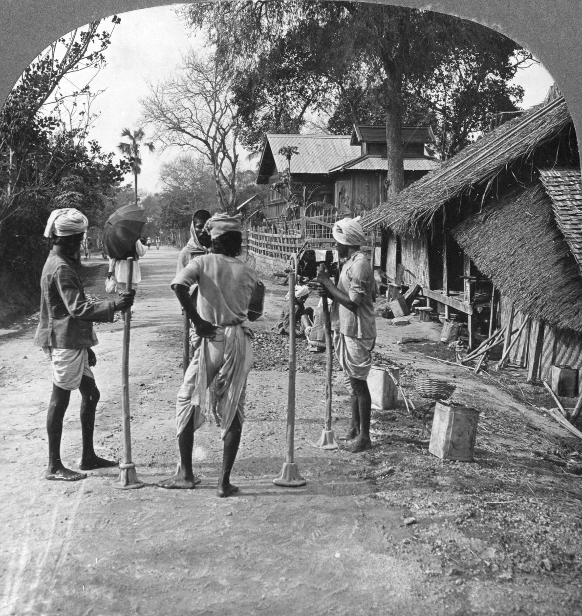 Útjavítás, Bhamo, Burma, 1908 alkotó: Stereo Travel Co
