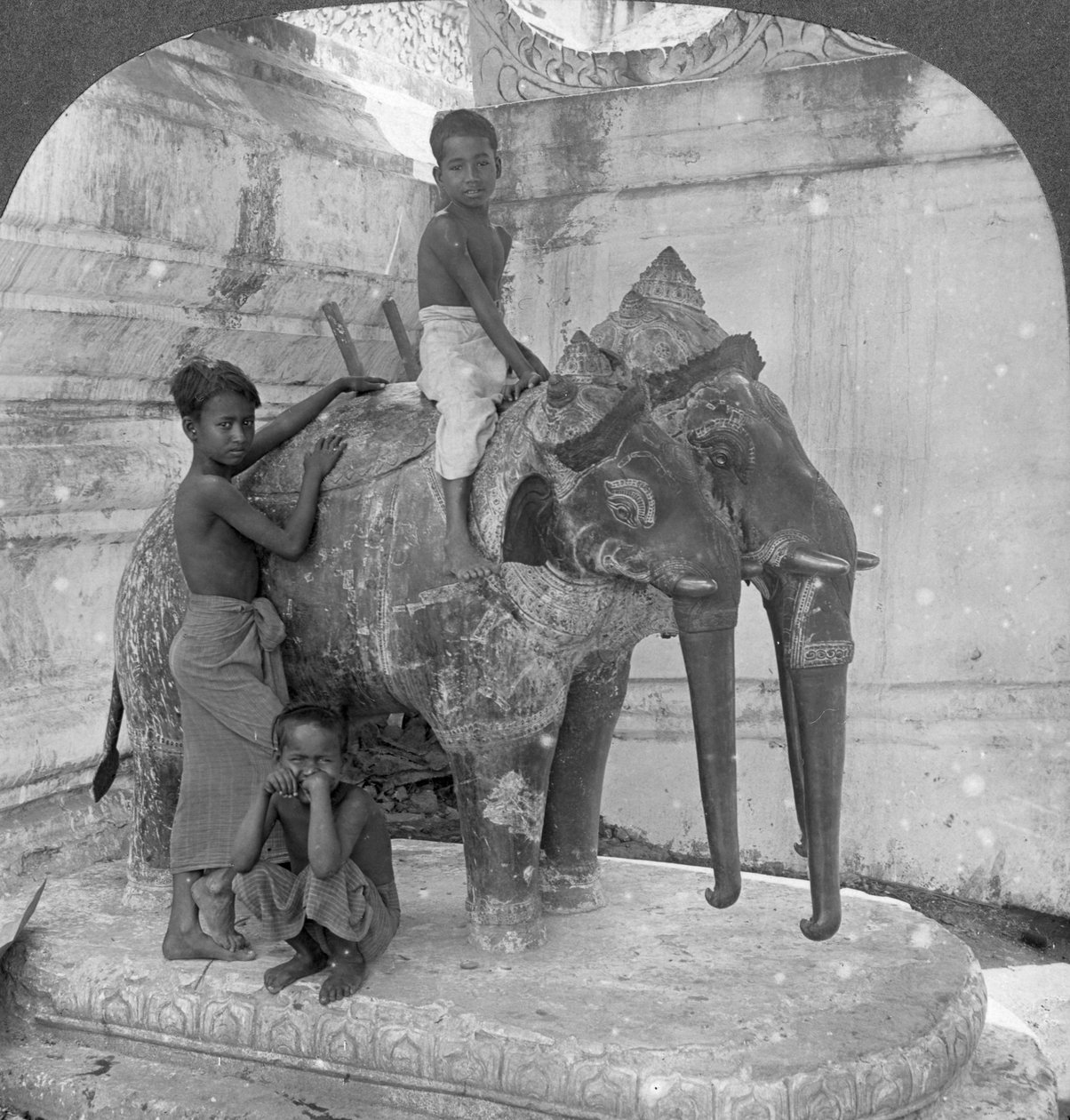 Háromfejű elefánt, aki egy szentélyt őriz, Arakan Pagoda, Mandalay, Burma, 1908. alkotó: Stereo Travel Co