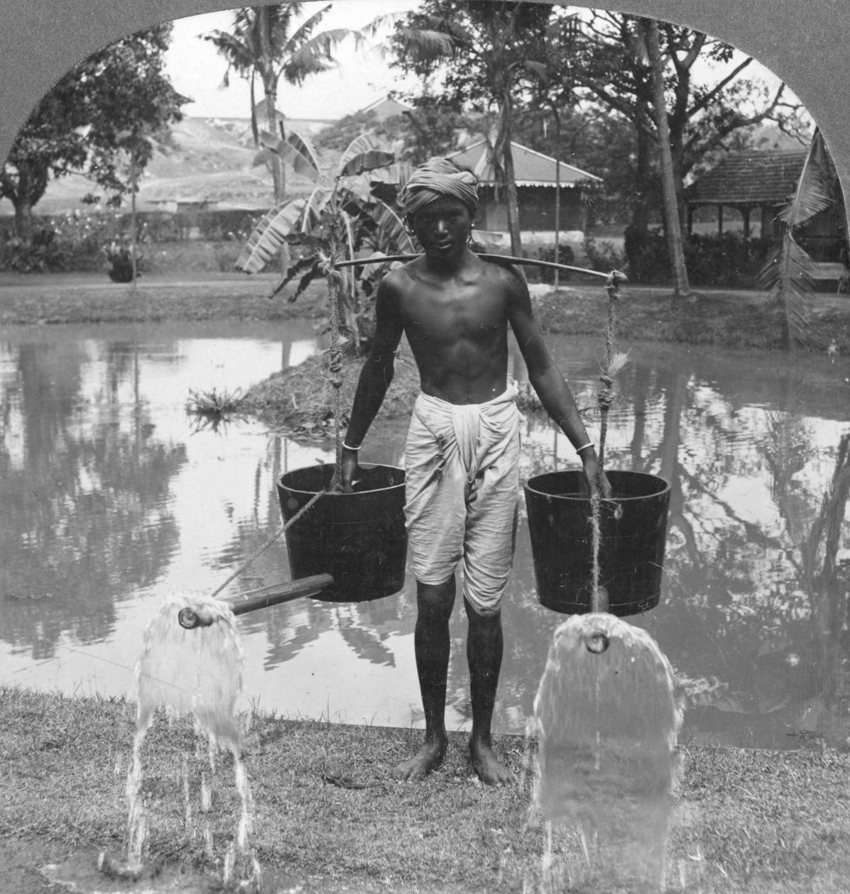 Utcai öntözéshez használt öntözőkannák, Burma, 1908 alkotó: Stereo Travel Co