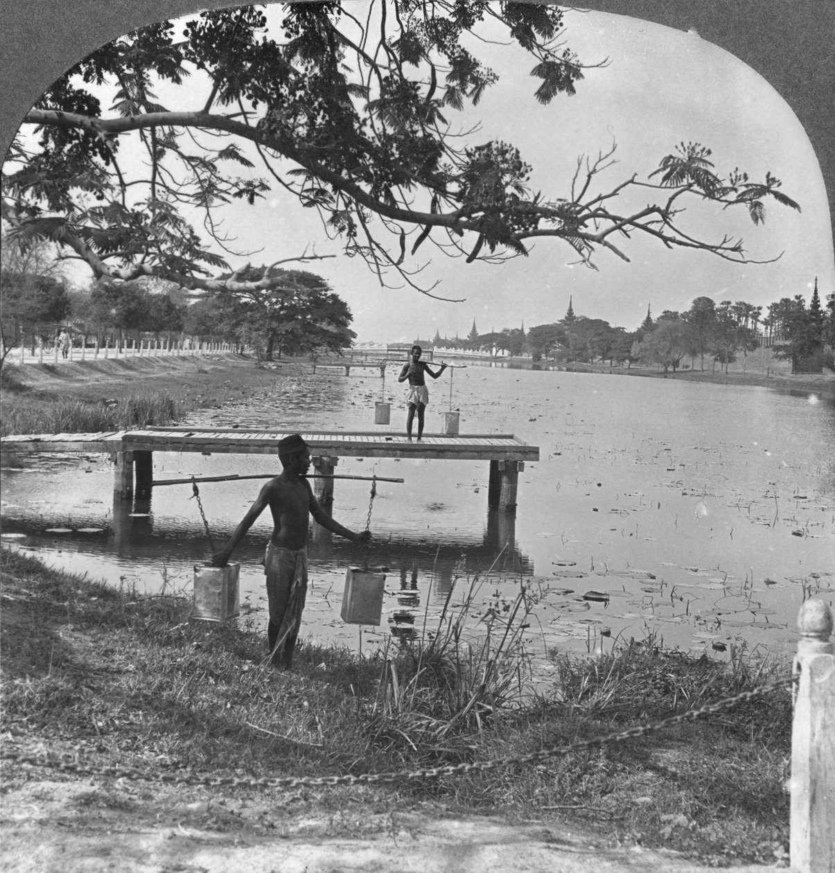 Az erőd nyugati oldala, a vizesárokkal, Mandalay, Burma, 1908 alkotó: Stereo Travel Co
