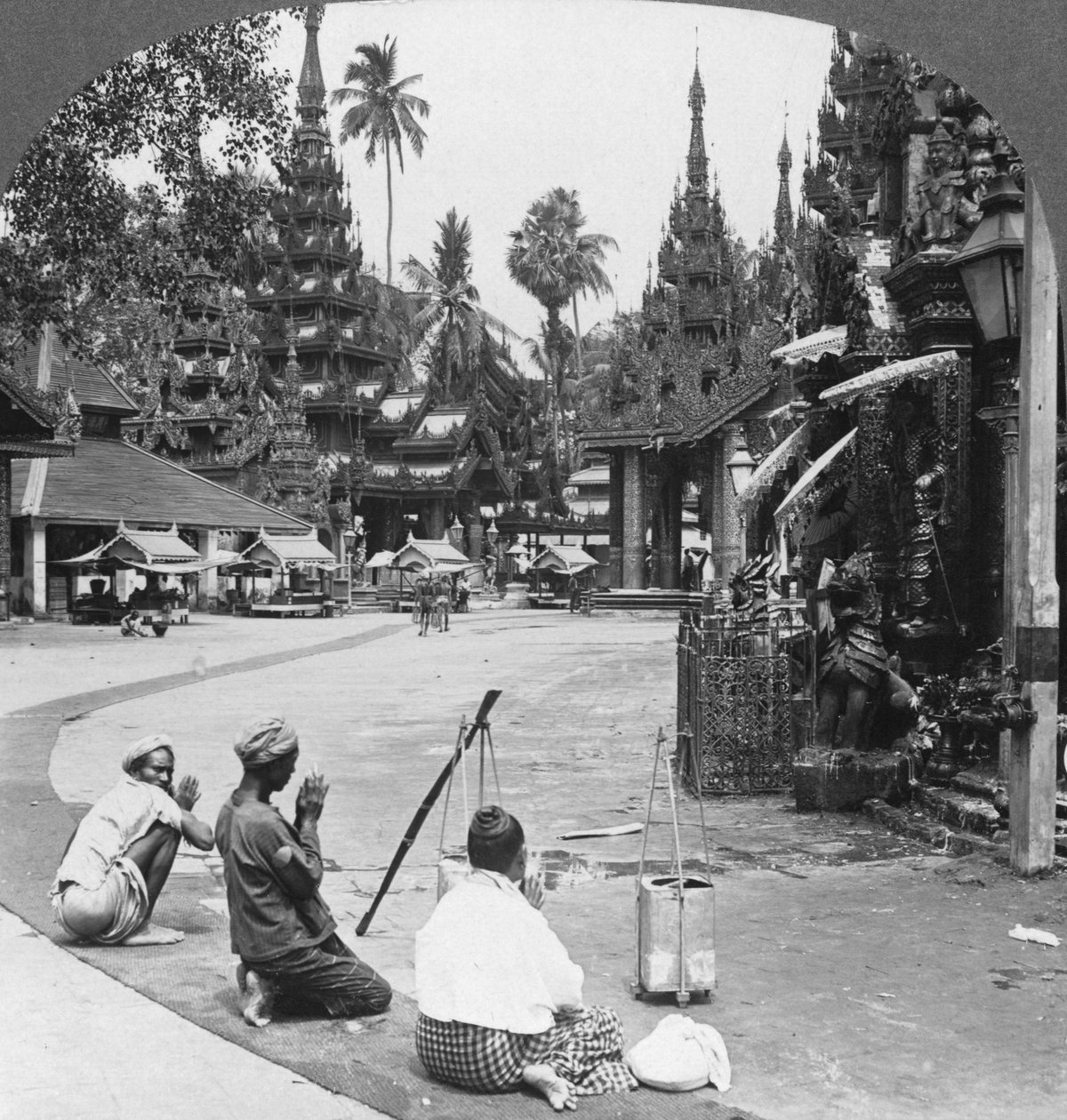 Imádás egy bálvány előtt, Shwedagon pagoda, Rangoon, Burma, 1908 alkotó: Stereo Travel Co