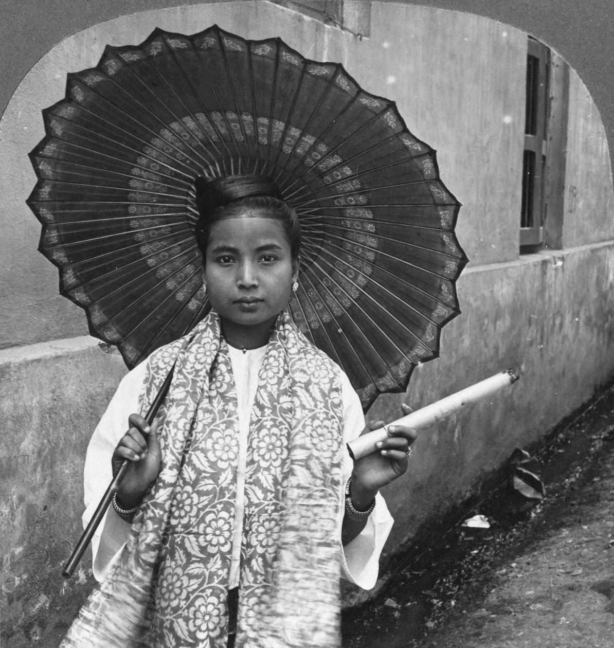 Fiatal burmai nő, kezében egy hatalmas szivar, Rangoon, Burma, 1908 alkotó: Stereo Travel Co