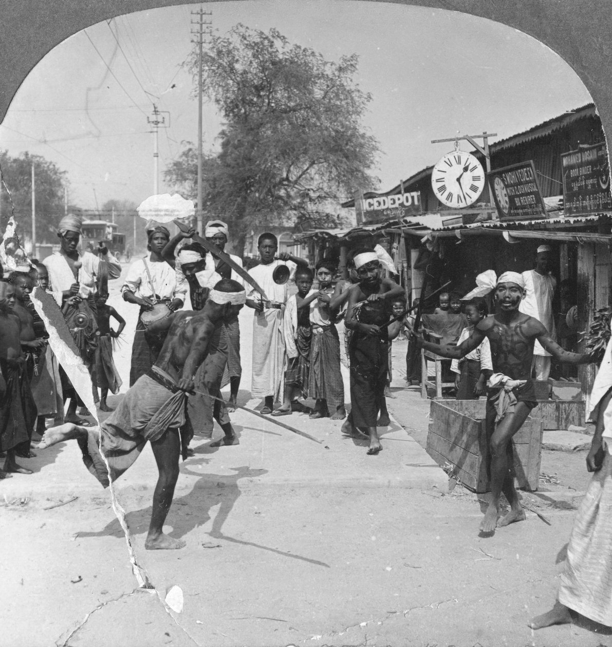 Kardtáncot játszó fiatalemberek, Burma, 1908 alkotó: Stereo Travel Co