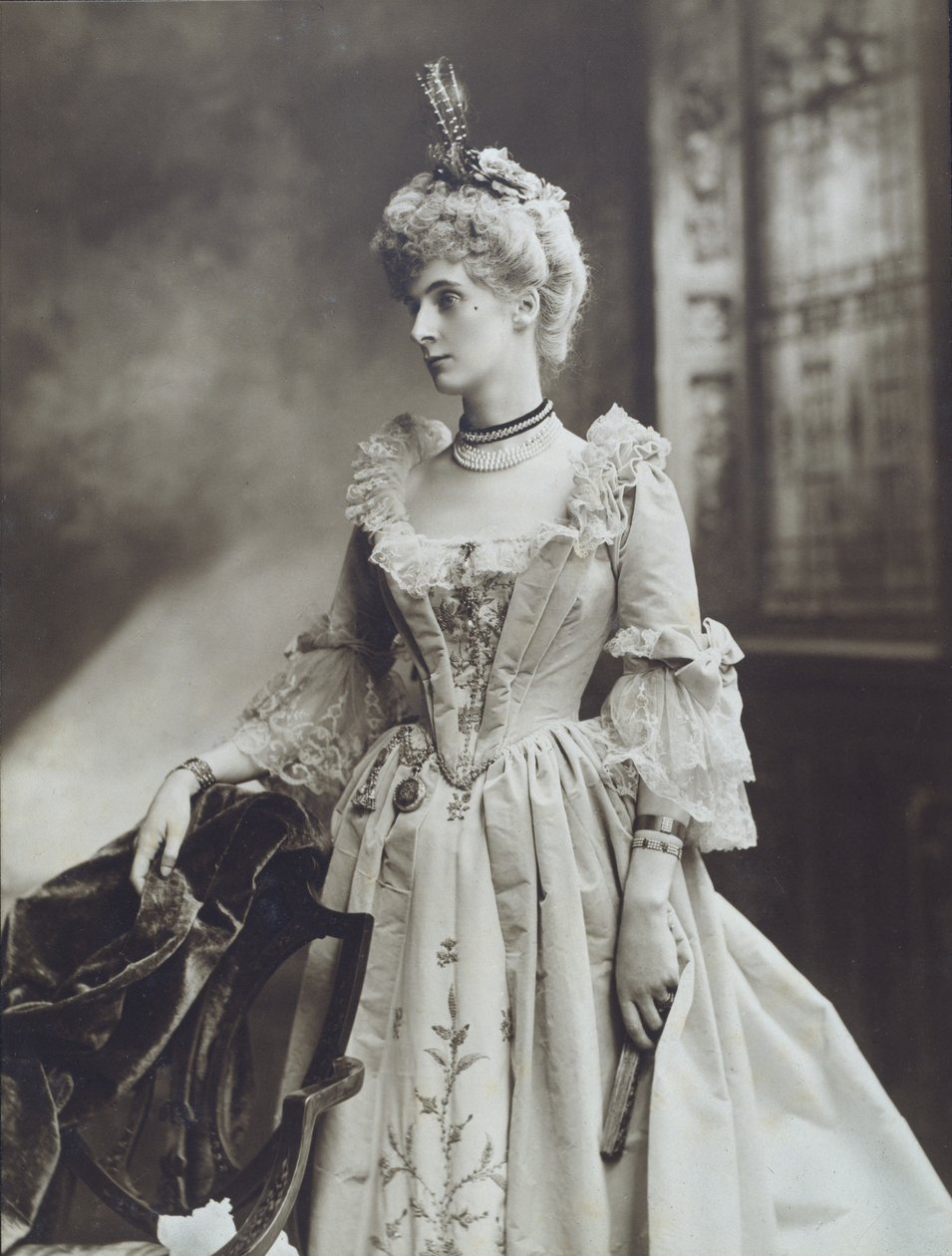 Lady Evelyn Cavendish, később Devonshire hercegnője, Mária Terézia császárné udvarában, a Devonshire hercegnő gyémánt jubileumi bálján a Devonshire House-ban alkotó: Studio Lafayette