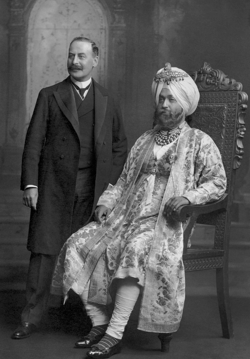 Sir Ranbir Singh Bahadur maharadzsa Jindből egy brit tisztviselővel alkotó: Studio Lafayette