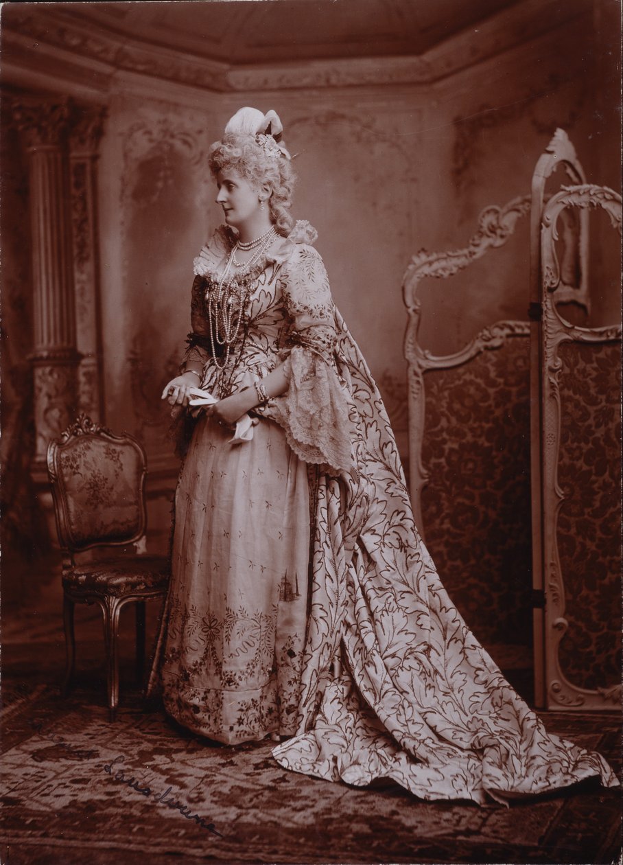 Maud, Lansdowne márciusiasa, mint Lady Keith, Mária Terézia császárné, Devonshire hercegné gyémánt jubileumi báljának udvarában brit nagykövet felesége a Devonshire House-ban alkotó: Studio Lafayette