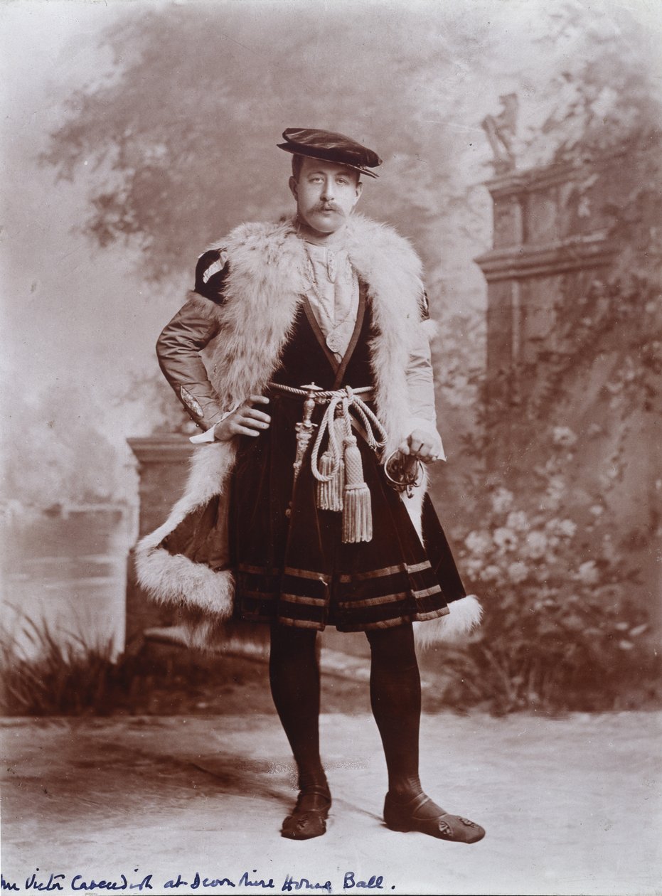 Victor Cavendish úr, később Devonshire 9. hercege, nagykövetként Jean de Dinteville, Devonshire hercegnő gyémánt jubileumi báljának Holbein-portréja után a Devonshire House-ban alkotó: Studio Lafayette