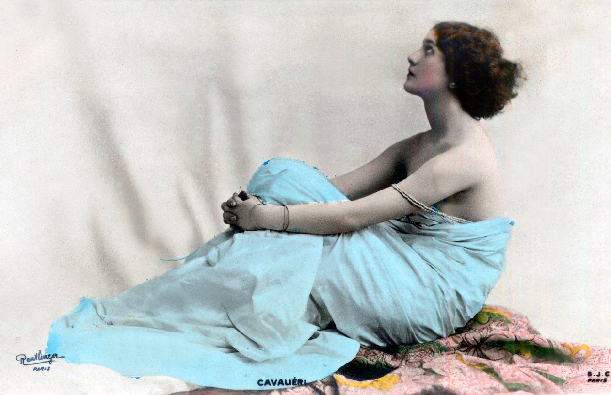 Lina Cavalieri mint Fedora, 1900-1905 körül (képeslap) alkotó: Studio Reutlinger