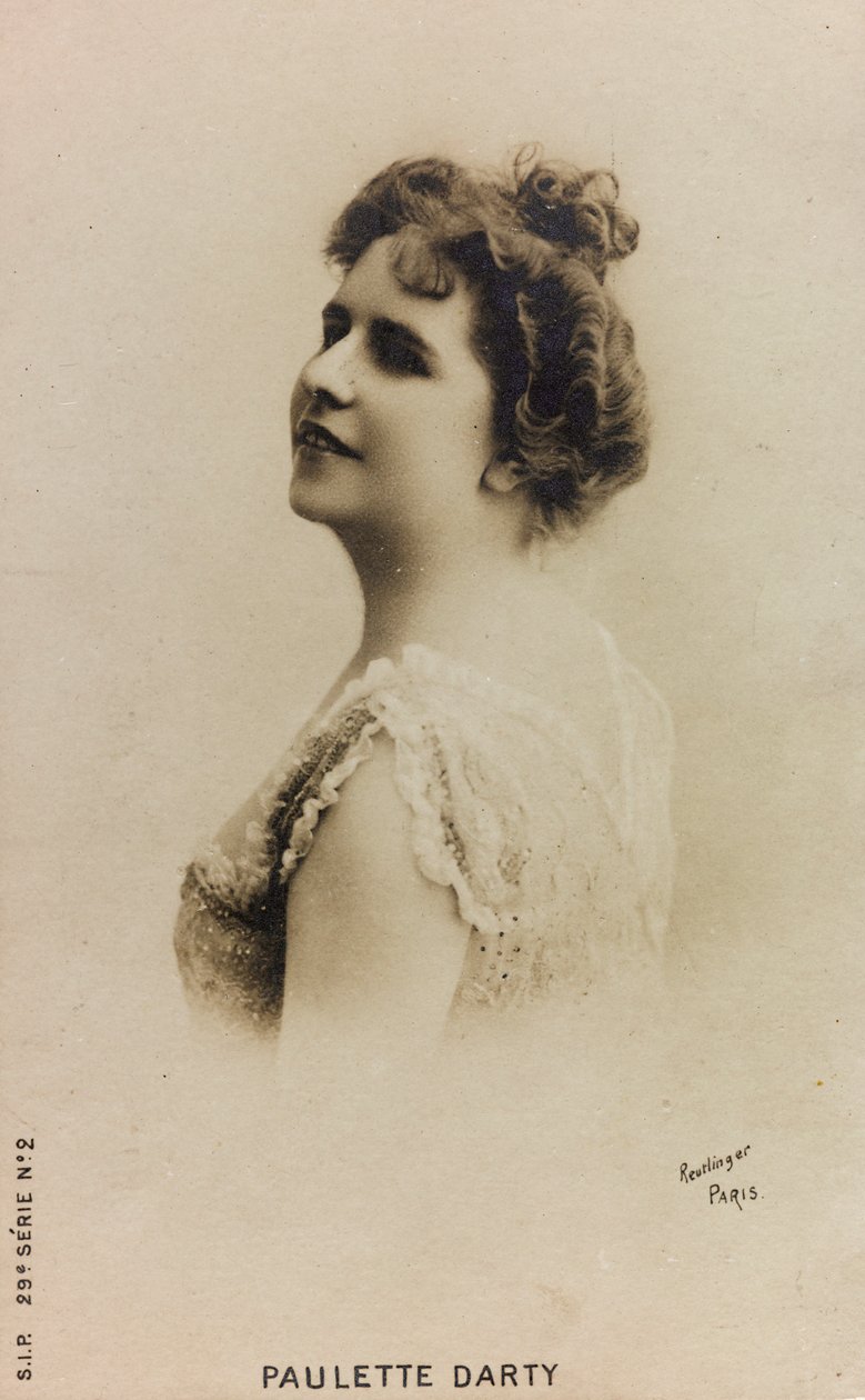 Paulette de Bardy francia énekesnő, Paulette Darty néven ismert portréja; képeslap alkotó: Studio Reutlinger