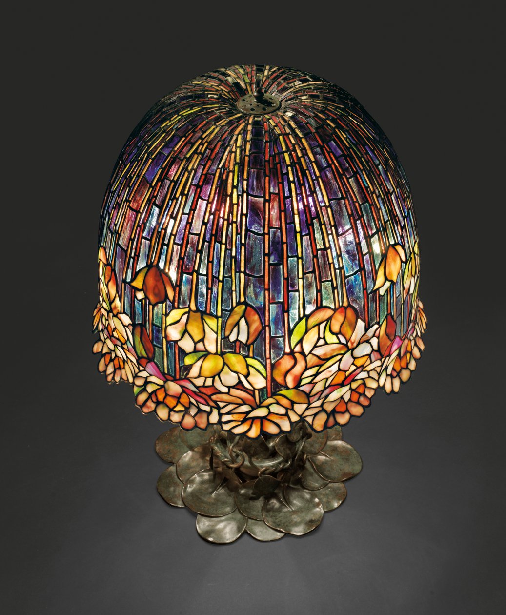 Egy "Pond Lily" asztali lámpa, 1903 körül (ólomüveg és patinás bronz) alkotó: Studios Tiffany