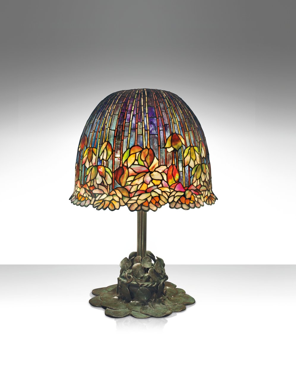 Egy "Pond Lily" asztali lámpa, 1903 körül (ólomüveg és patinás bronz) alkotó: Studios Tiffany