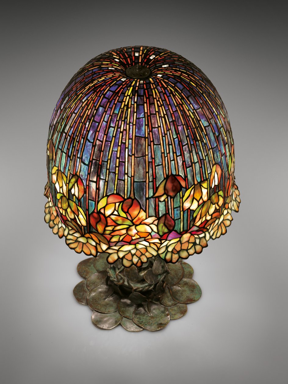 Egy "Pond Lily" asztali lámpa, 1903 körül (ólomüveg és patinás bronz) alkotó: Studios Tiffany