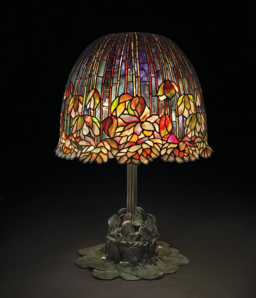 Egy "Pond Lily" asztali lámpa, 1903 körül (ólomüveg és patinás bronz) alkotó: Studios Tiffany