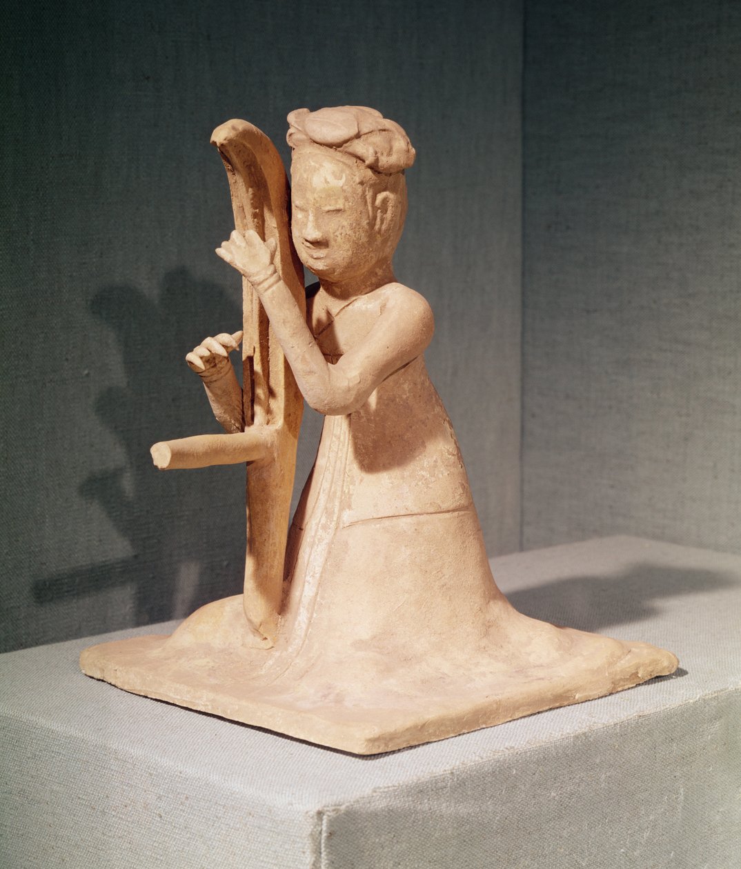 Ülő zenész hárfán játszik (festett terrakotta) alkotó: Sui Dynasty Chinese School