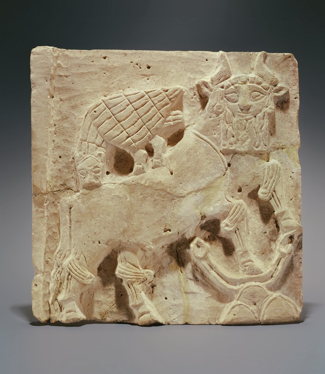 Egy bikára támadó oroszlánt ábrázoló emléktábla Irakból, ie 2000 körül (terrakotta) alkotó: Sumerian